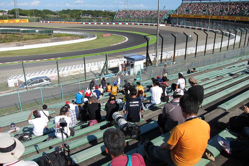 2コーナーを撮る定番ポイントは金網の切れ目に合わせて斜めにカメラマンが集まっていた。その左右は空いている