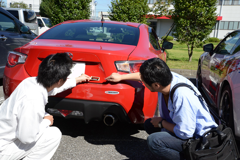 SHOWA TUNING COMFORTに付属するエンブレムシールをどこに貼るかを相談中。ちなみに開発の河村さんの提案で、新デザインのエンブレムシールを採用したとのこと
