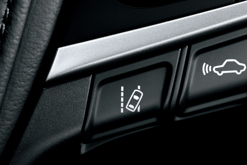 ステアリングに装備されるレーンディパーチャーアラートの操作スイッチ