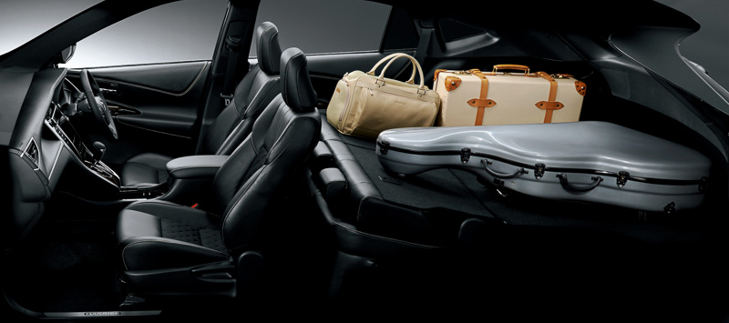 リアシートのシートバックはリクライニング機構付きの6：4分割可倒式