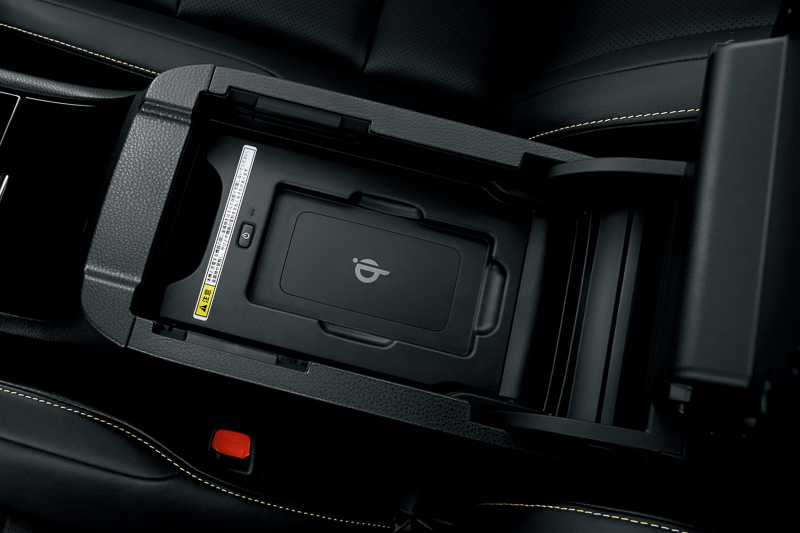 PREMIUM “Advanced Package”のセンターコンソールに「おくだけ充電」の機能を標準装備。ほかのグレードでもオプション装着が可能