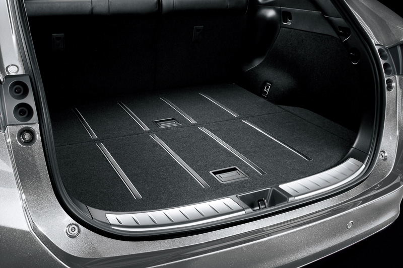 ラゲッジ容量は定員乗車状態で456L。リアシートのシートバックを両方前に倒すと992Lまで拡大。さらにデッキボードの下にも大型収納スペースを設定している