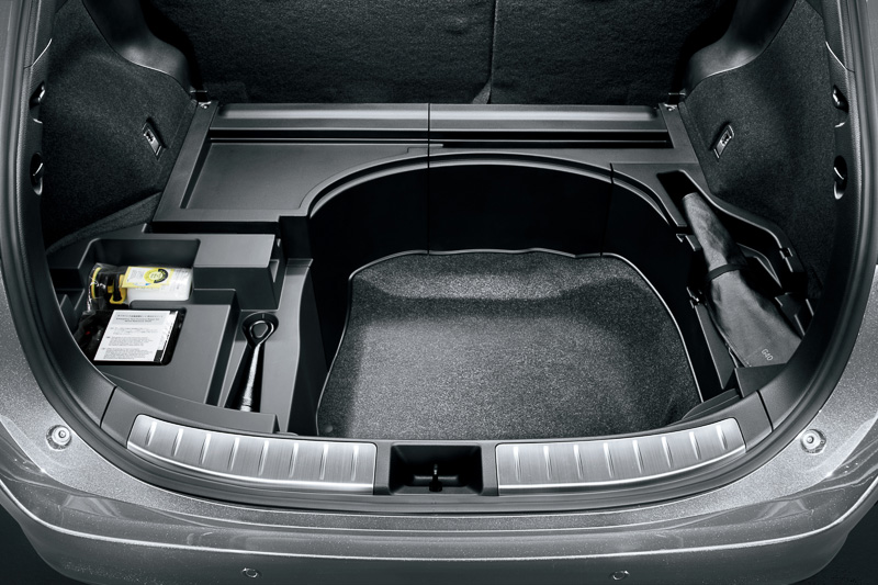 ラゲッジ容量は定員乗車状態で456L。リアシートのシートバックを両方前に倒すと992Lまで拡大。さらにデッキボードの下にも大型収納スペースを設定している