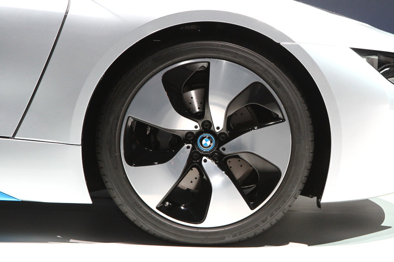 BMW i8。フロントアクスルには131PSを発生する電気モーター、リアアクスルには231PSを発生する直列3気筒 1499ccのターボエンジンを搭載。0-100km/hの加速はわずか4.5秒という俊足ながら、2.5L/100km（40km/L）という省燃費性を併せ持つ。BMW iでもBMW伝統の駆け抜ける歓びは体感できるという