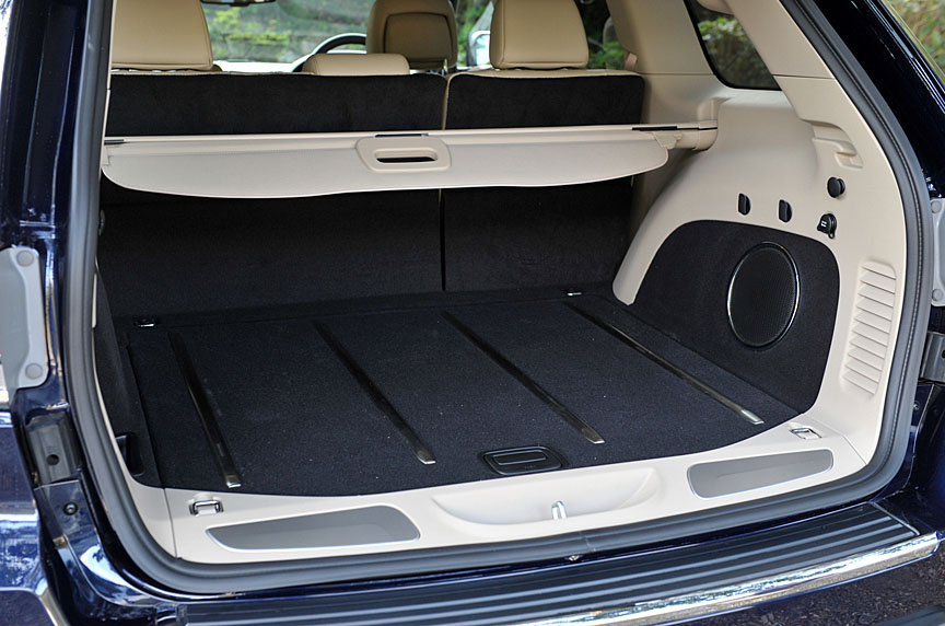 後席は6：4分割可倒式。ラレードをのぞく全モデルにパワーリフトゲートを標準装備する