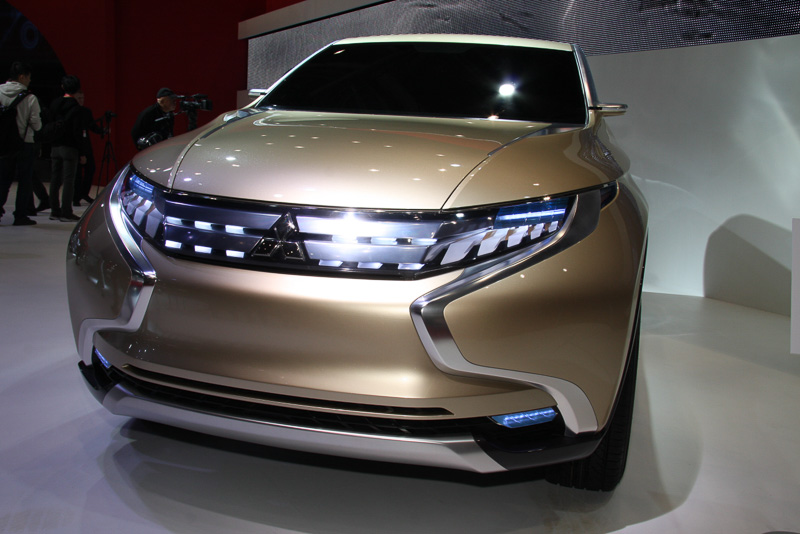 3月のジュネーブショーでワールドプレミアされ、日本では初公開となるプラグインハイブリッド車のスポーツ・ユーティリティ・トラック（SUT）「MITSUBISHI Concept GR-HEV」。2.5リッターディーゼルエンジンに1モーター式ハイブリッドを組み合わせたモデル。この車両は11月22日までの展示となる