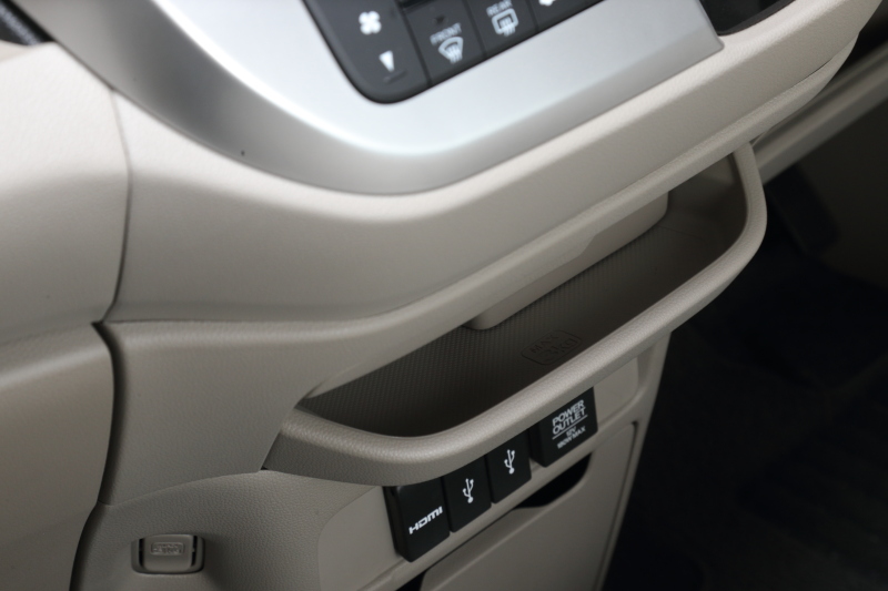 センターコンソールのスライドセンタートレイ（ドリンクホルダー付）