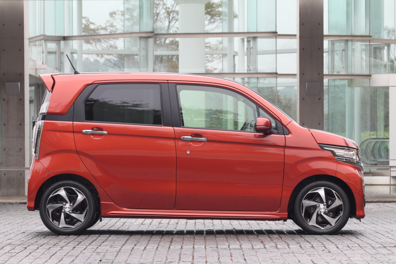 外装色はプレミアムフレイムオレンジ・メタリック