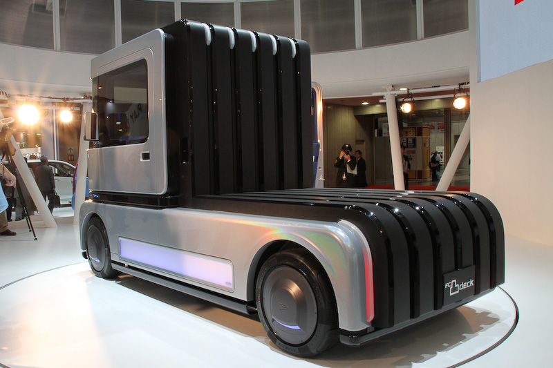 コンパクト・シンプル・低コストを追求した、次世代燃料電池車「FC 凸 DECK」。ボディーサイズは3395×1475×1985mm（全長×全幅×全高）で、モーターをボディー後方に搭載し、駆動方式はRR