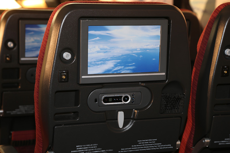 シートの背面には10.6インチ液晶や小物入れ、USBポートなどを備える