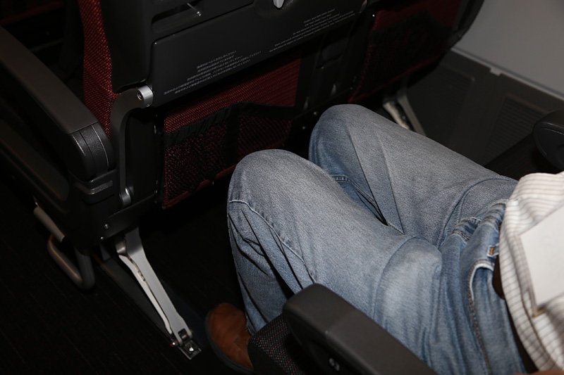 シートの間隔は約10cm広くなった。JALはこれを「新間隔シート」として訴求している