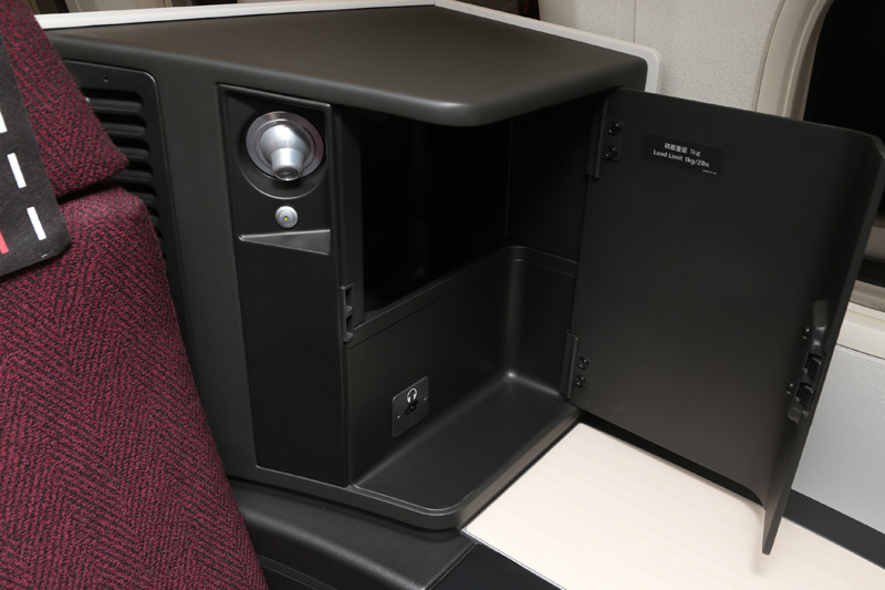 ペットボトルなどを収納可能な専用収納スペース