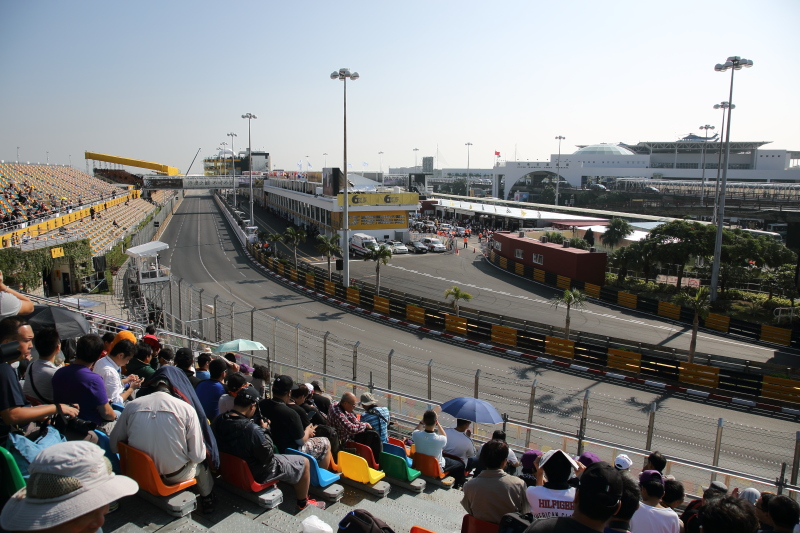 写真左奥のストレートから1コーナーにかけた争いが見渡せる「RESERVOIR STAND」