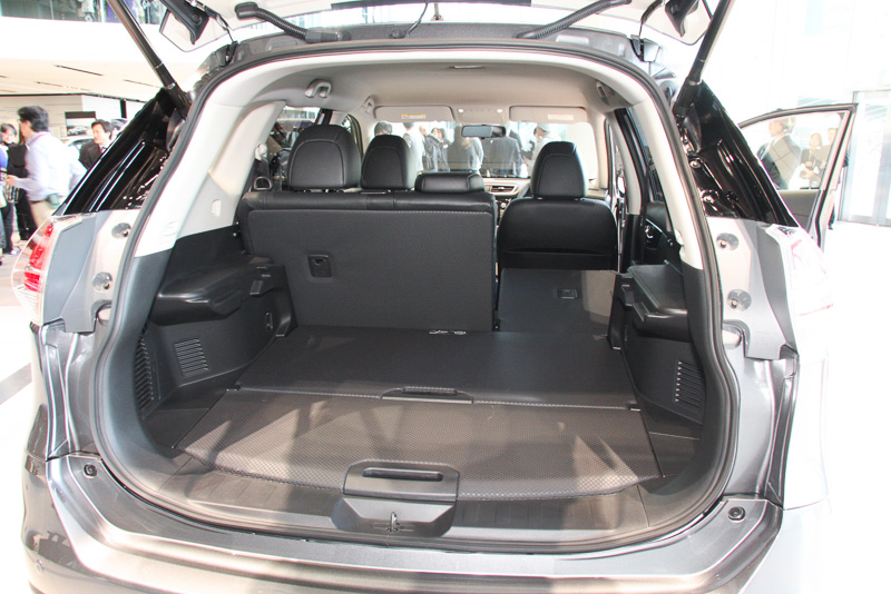 5人乗り仕様のラゲッジスペース。6：4分割可倒式を採用