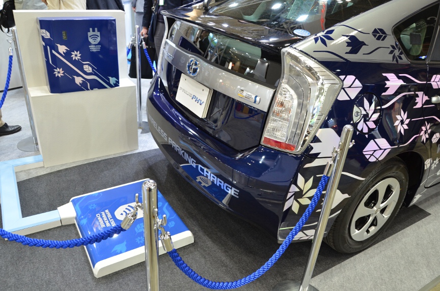 非接触充電に対応した「プリウスPHEV」