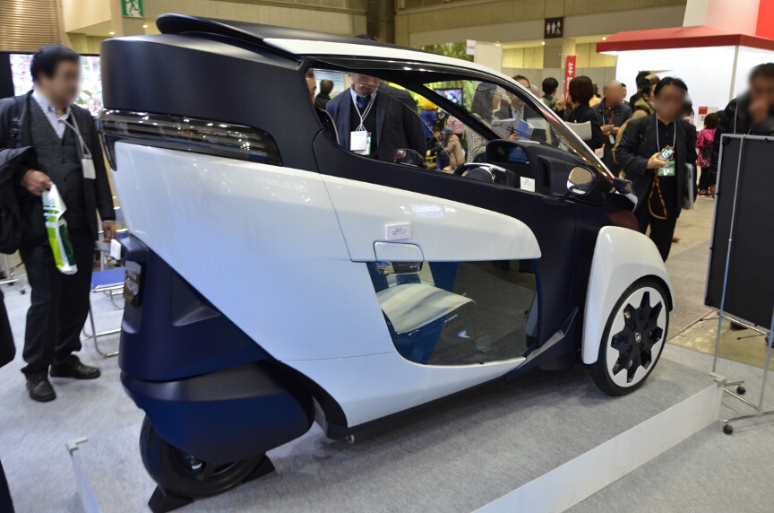 パーソナルモビリディ「i-ROAD」