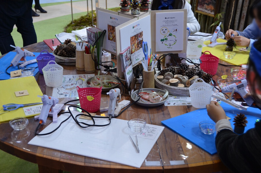 松ぼっくりでクリスマスツリーを作るコーナーも設置