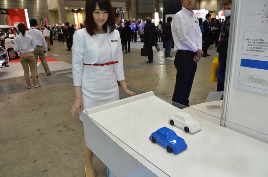 タイヤの転がりやすさを展示。青いクルマにブルーアースの技術を使ったゴムタイヤを装着している