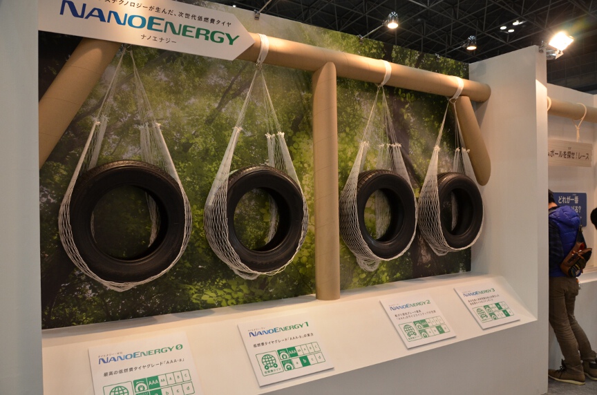 「NANOENERGY」シリーズを展示。自分で持ち上げて重さの違いなども確かめられる