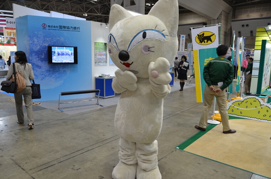 ヤマト運輸のエコに対する取り組みや独自の梱包資材などを体験していく「ネコロジークエスト」を実施するヤマト運輸ブース。ブースでは同社のキャラクターであるクロネコ、シロネコが来場者を出迎えて来場者の人気を集めていた