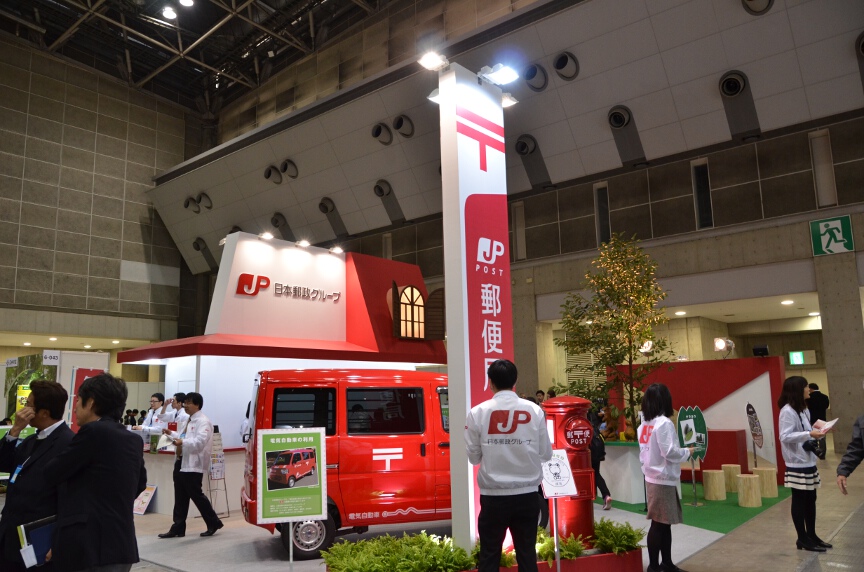 日本郵政グループは配達用の電気自動車「MINICAB-MiEV VAN」を展示。特設の郵便局も設定していた