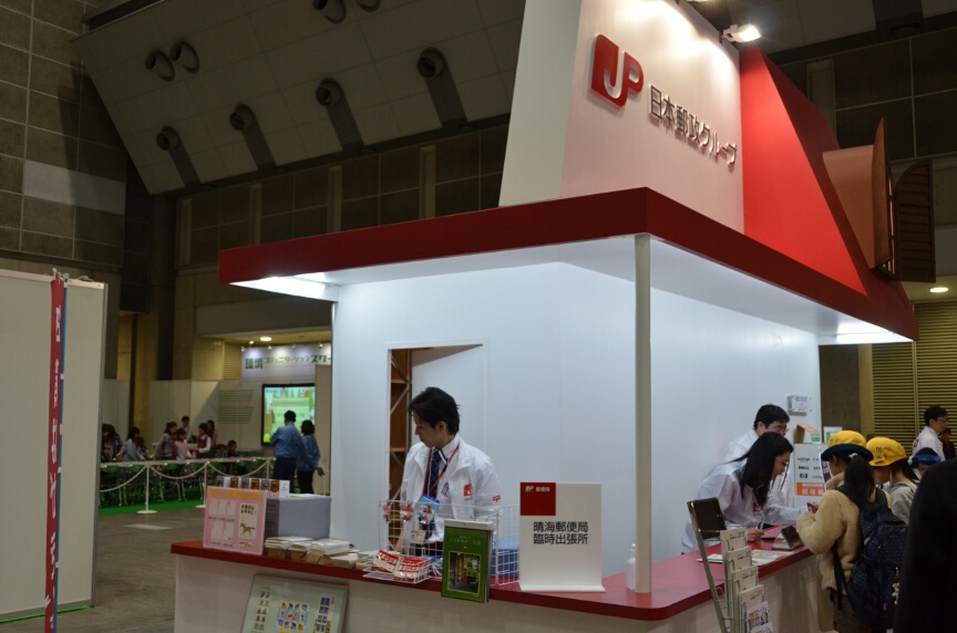 日本郵政グループは配達用の電気自動車「MINICAB-MiEV VAN」を展示。特設の郵便局も設定していた