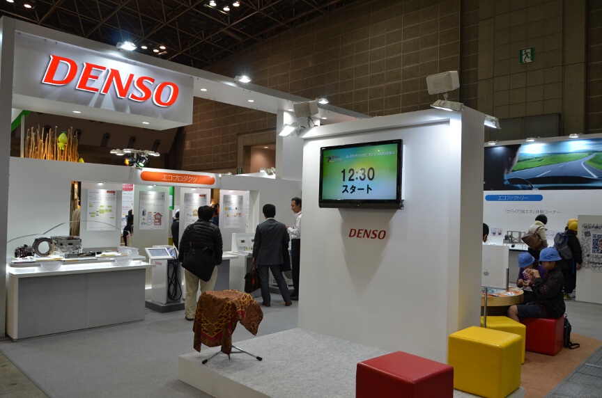 　デンソーは同社のエコ技術を紹介するとともにものづくり工作教室を開催。モーターが回る仕組みが分かるような最も簡単なしくみのモーターを自作していた