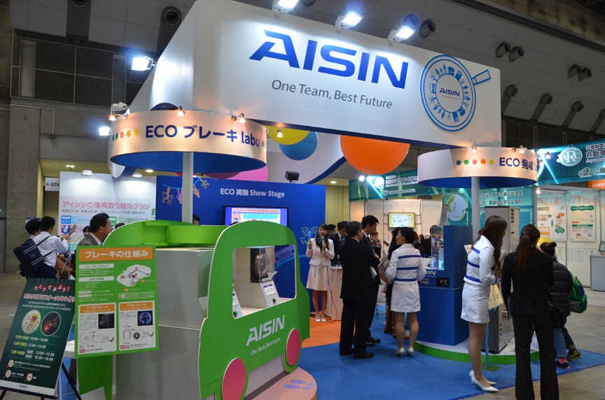 アイシングループはディスクブレーキとドラムブレーキの仕組みが分かる展示を行い、そのすぐ裏でブレーキによるエネルギー回生の仕組みを解説