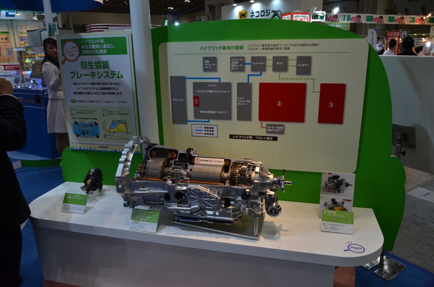 アイシングループはディスクブレーキとドラムブレーキの仕組みが分かる展示を行い、そのすぐ裏でブレーキによるエネルギー回生の仕組みを解説