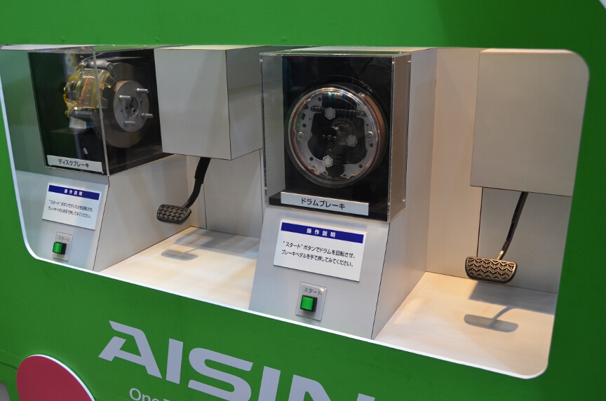 アイシングループはディスクブレーキとドラムブレーキの仕組みが分かる展示を行い、そのすぐ裏でブレーキによるエネルギー回生の仕組みを解説