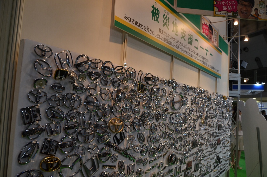 リサイクルの取組みを紹介するNGP日本自動車リサイクル事業協同組合ブース。フィリピンで発生した台風被害に対する募金をすると、廃車から外した自動車のエンブレムを貰えるコーナーも設置