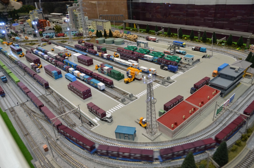 JR貨物はコンテナを利用してブースを設営。エコへの取り組みを展示するほか、コンテナヤードを中心に「JR貨物関連の車両しか走っていない」というジオラマを展示した