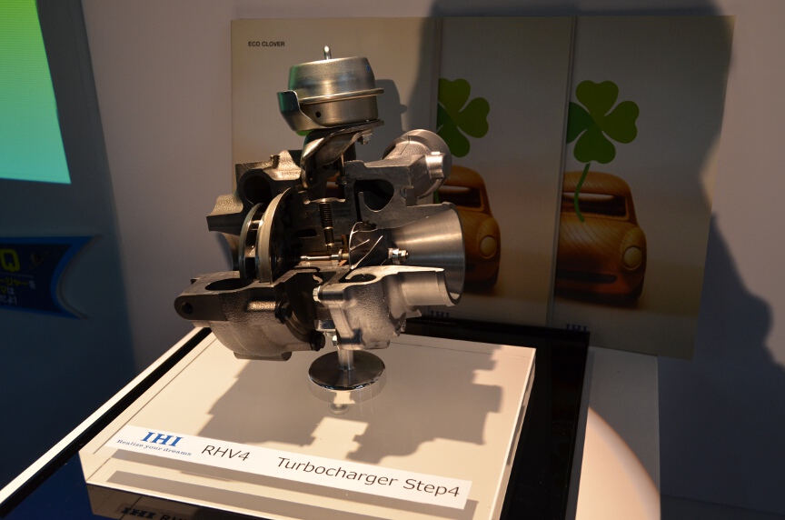 ターボチャージャーを製造するIHIは、2.0リッターディーゼルエンジンと組み合わせるというターボチャージャーを展示してダウンサイジングエンジンのメリットを訴求する。IHIのターボチャージャーは一部のフェラーリ車に採用されたことでも知られており、国内メーカーだけにとどまらず欧州車でも広く採用されているという