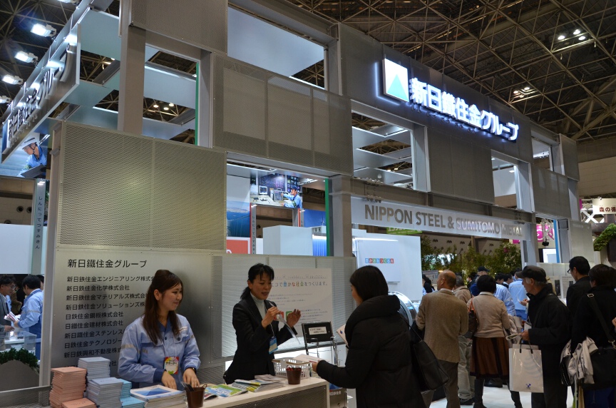 新日鉄住金グループはブース前面に新幹線の車輪と車軸を展示するほか、自動車関連では高張力鋼板を展示。鉄板の種類よる強度の違いを分かりやすく展示した