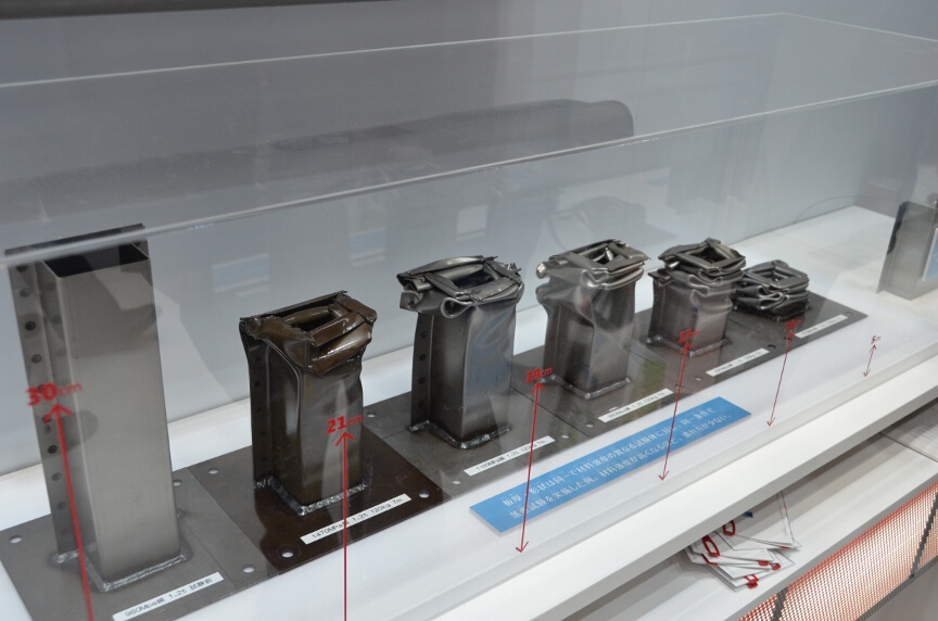 新日鉄住金グループはブース前面に新幹線の車輪と車軸を展示するほか、自動車関連では高張力鋼板を展示。鉄板の種類よる強度の違いを分かりやすく展示した