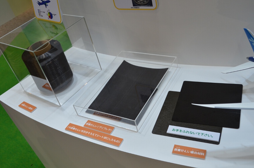 日本化学繊維協会も炭素繊維などの自動車への応用を展示。カーボンブレーキにも利用できる炭素繊維の材料を紹介している