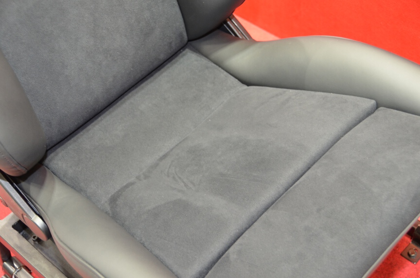 旭化成グループは同社のスエード調人工皮革「ラムース」を採用したレカロシートを展示した。ペットボトルをリサイクルした素材からできているため、上質な素材というだけでなくエコな素材でもあることをアピール