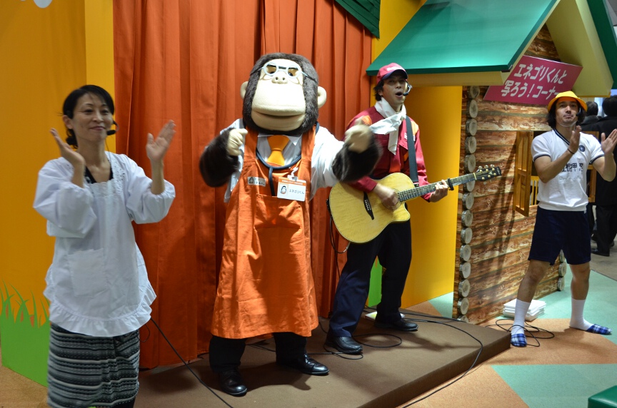 エネオスブランドでガソリンスタンドを運営するJX日鉱日石エネルギーは、水素も扱う「ガソリンスタンド一体型水素ステーション」の模型を展示。開設が始まったばかりの水素とガソリンの両方を同時に供給するガソリンスタンドの展開をアピール。同社キャラクターのエネゴリ君のステージも実施した