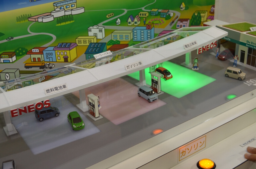 エネオスブランドでガソリンスタンドを運営するJX日鉱日石エネルギーは、水素も扱う「ガソリンスタンド一体型水素ステーション」の模型を展示。開設が始まったばかりの水素とガソリンの両方を同時に供給するガソリンスタンドの展開をアピール。同社キャラクターのエネゴリ君のステージも実施した