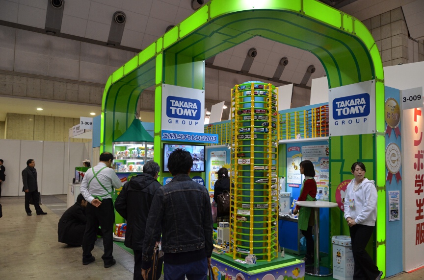 タカラトミーブースではプラレールのエコ版製品を展示。リサイクル素材でできた緑色のレールを展示した。工場で発生する端材から作るリサイクル素材を使っており、毒性に厳しい玩具の基準にも適合。初めての「エコマーク付き玩具」になったという。同社の「ECOTOY」シリーズとしてすでに一部の玩具店で販売している