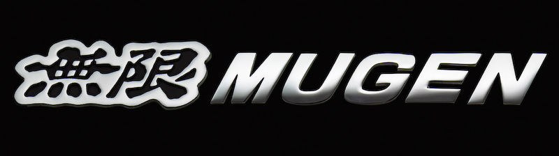 立体エンブレム「無限メタルロゴエンブレム」（7140円/個）。無限の文字部はブラック（左）またはホワイト（右）を用意