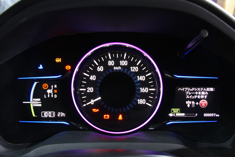 大径自発光式メーターを全車に設定。中央のフローティングネオンリングは通常時はブルーに発光。ハイブリッドモデルでSモードを選択するとレッドに変化するほか、ユーザー設定の中にカラーリングの設定項目を用意し、写真の紫色以外にも数種類から選択可能