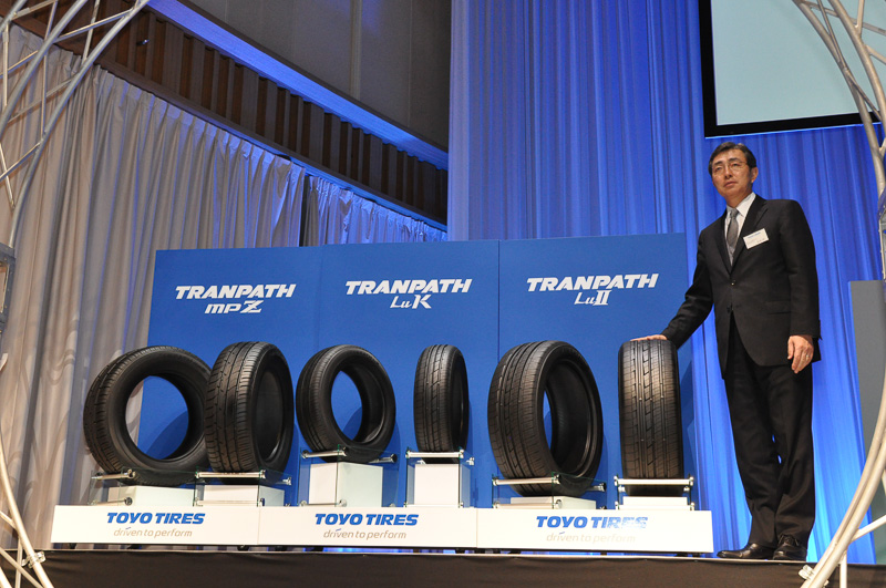 新型ミニバン用タイヤ「トランパス」シリーズ3製品と、東洋ゴム工業 代表取締役社長 信木明氏