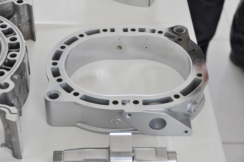 センターハウジング。内壁で描かれるトロコイド曲線が変更された。奥に見える壁に空いた2つの穴がプラグホール