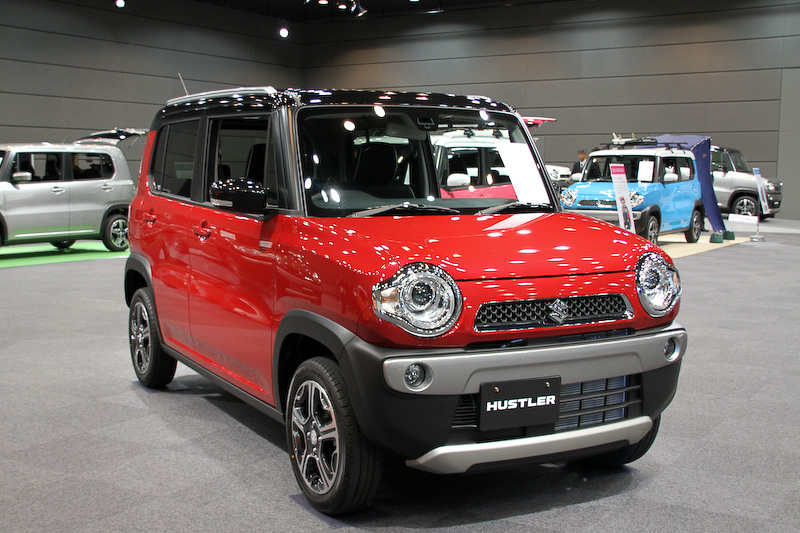 ハスラーのボディーサイズは3395×1475×1665mm（全長×全幅×全高）。ボディーカラーはホワイトルーフまたはブラックルーフの2トーンカラーモデルをそれぞれ3色設定するとともに、モノトーン5色を用意