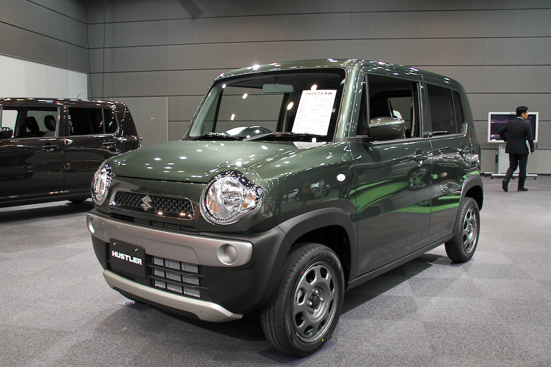 ハスラーのボディーサイズは3395×1475×1665mm（全長×全幅×全高）。ボディーカラーはホワイトルーフまたはブラックルーフの2トーンカラーモデルをそれぞれ3色設定するとともに、モノトーン5色を用意