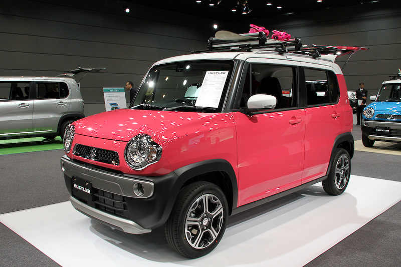 ハスラーのボディーサイズは3395×1475×1665mm（全長×全幅×全高）。ボディーカラーはホワイトルーフまたはブラックルーフの2トーンカラーモデルをそれぞれ3色設定するとともに、モノトーン5色を用意