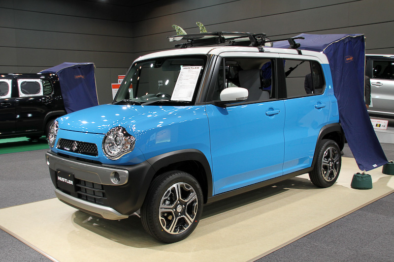 ハスラーのボディーサイズは3395×1475×1665mm（全長×全幅×全高）。ボディーカラーはホワイトルーフまたはブラックルーフの2トーンカラーモデルをそれぞれ3色設定するとともに、モノトーン5色を用意