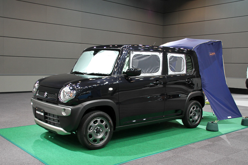 ハスラーのボディーサイズは3395×1475×1665mm（全長×全幅×全高）。ボディーカラーはホワイトルーフまたはブラックルーフの2トーンカラーモデルをそれぞれ3色設定するとともに、モノトーン5色を用意