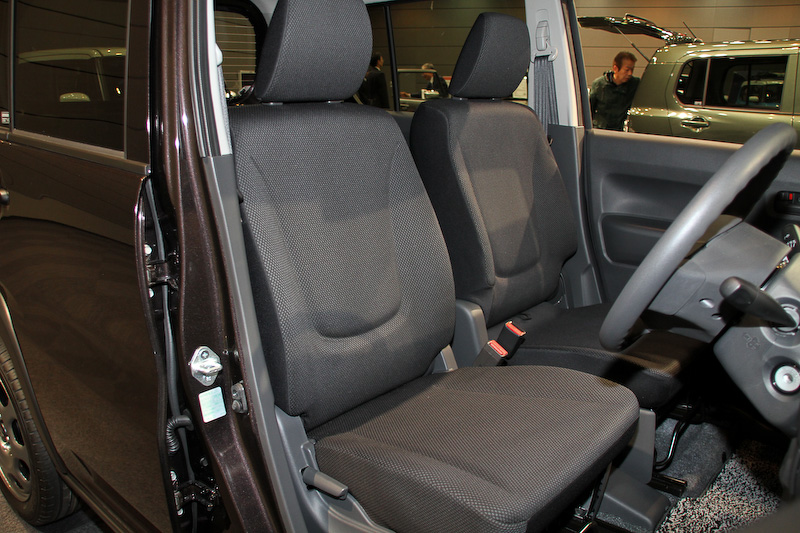 Aグレードのインテリア。インパネのカラーパネルはパッションオレンジのボディーカラーを除きすべてピュアホワイトを採用。また、シートパイピングの色はボディーカラーによって異なり、キャンディピンクメタリック、サマーブルーメタリック、パッションオレンジはそれぞれピンク、ブルー、オレンジに、それ以外のボディーカラーはすべてホワイトのシートパイピングとなる